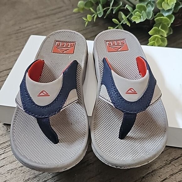 Boys Reefs flip flops size 2 - Picture 2 of 9